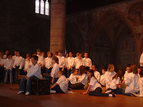 Les enfants sur scène lors de la représentation du 07 avril 2005. Photo : G. Guérin