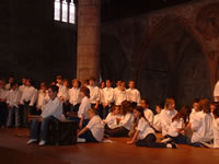 Les enfants sur scène lors de la représentation du 07 avril 2005. Photo : G. Guérin