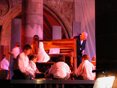 Les enfants entourant Jacques Bona, alias Hector Berlioz, et Sophie Marest au piano. Photo : F. Hauwelle