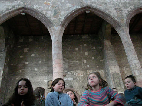 Les enfants assis dans la grande nef des Dominicains. Photo : F. Hauwelle