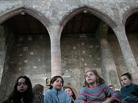 Les enfants assis dans la grande nef des Dominicains. Photo : F. Hauwelle