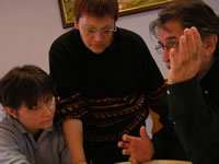 Nicole Schaffhauser, Sabine Bannwarth et Gérard Garcin durant une séance de travail. Photo : F. Hauwelle