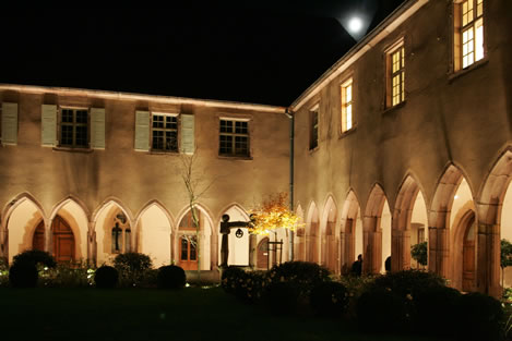 Le cloître des Dominicains de Haute-Alsace
                  vu de nuit. Photo : Jacky Lehman