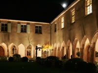 Le cloître des Dominicains de Haute-Alsace vu de nuit. Photo : J. Lehman