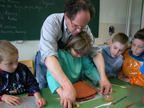 Thiébaut Dietrich travaillant la terre avec les enfants. Photo : F. Hauwelle