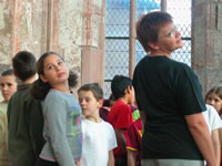 Sabine Bannwarth et les enfants durant une séance de travail. Photo : F. Hauwelle