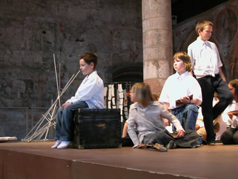 Les enfants sur scène lors de la représentation du 17 avril 2005 devant les classes. Photo : F. Hauwelle