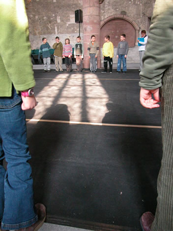 Les enfants dans la nef des Dominicains. Photo : F. Hauwelle