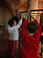 Les enfants assemblant le “manège”. Photo : F. Hauwelle