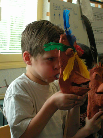 Enfant s'appliquant à faire “chanter” son masque. Photo : F. Hauwelle