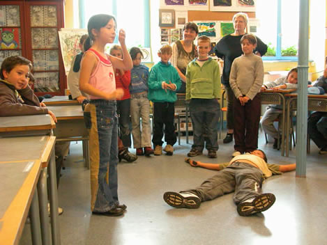 Saynète offerte par les enfants à Annie Tasset lors de sa venue dans les classes. Photo : F. Hauwelle