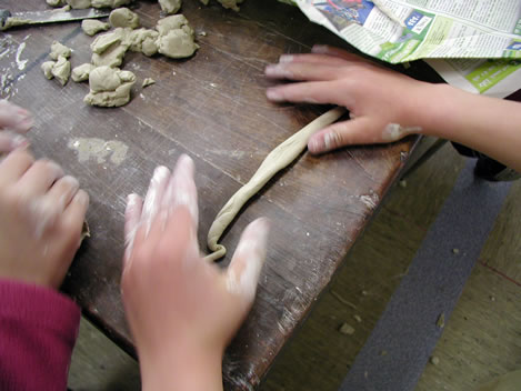 Enfants faisant des colombins. Photo : F. Hauwelle