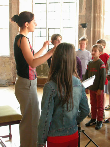 Albane Joerger faisant répéter les enfants. Photo : F. Hauwelle