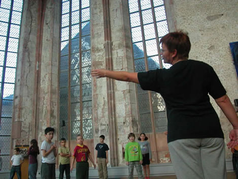 Sabine Bannwarth et les enfants dans la salle Clara Schumann des Dominicains. Photo : F. Hauwelle