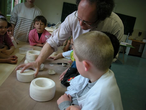 Thiébaut Dietrich  et les enfants durant un atelier terre. Photo : F. Hauwelle