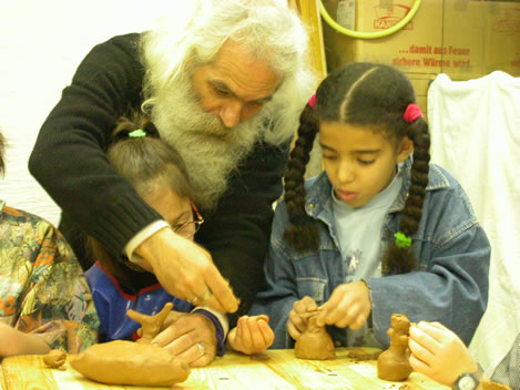 Ivan Levasseur et les enfants durant un atelier terre. Photo : F. Hauwelle