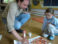 Frédéric Pagace et les enfants durant un atelier arts plastiques. Photo : F. Hauwelle