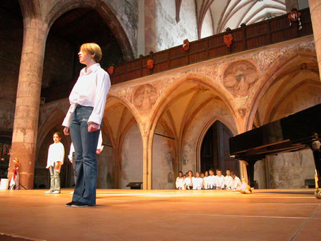 Les enfants sur scène, le 07 avril 2005. Photo : F. Hauwelle