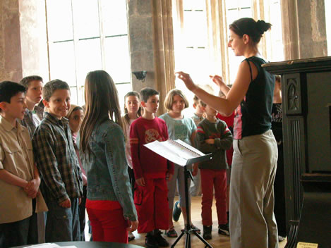 Albane Joerger faisant répéter les enfants. Photo : F. Hauwelle