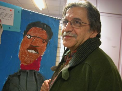 Gérard Garcin et son portrait réalisé par un enfant. Photo : F. Hauwelle