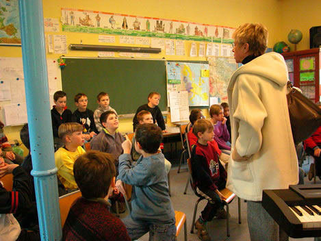 Marie-José Bluteau, de la Caisse des dépôts et consignations, en visite à l'école de Lautenbach-Zell. Photo : F. Hauwelle