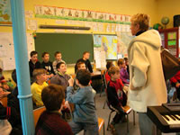 Marie-José Bluteau, de la Caisse des dépôts et consignations, en visite à l'école de Lautenbach-Zell. Photo : F. Hauwelle