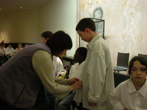 Les enfants et leur “chemise de grand-père” dans les loges le 07 avril 2005. Photo : F. Hauwelle