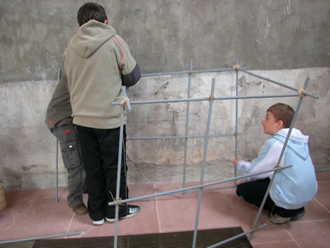 Assemblage de l'armature cubique par les enfants. Photo : F. Hauwelle