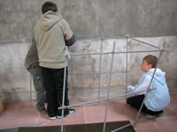 Assemblage de l'armature cubique. Photo : F. Hauwelle