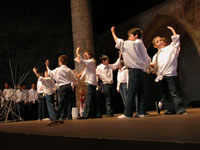 Les enfants sur scène lors de la représentation du 07 avril. Photo : F. Hauwelle