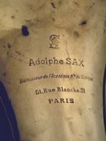 Marque de fabrique d'Adolphe Sax sur le cuivre d'un saxhorn baryton (fin 19ème s.). Photo : Musée de la musique, Paris