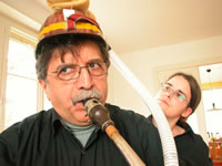 Gérard Garcin et Sophie Tschiember essayant le gaffophone. Photo : F. Hauwelle