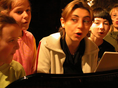 Albane Joerger en pleine exploration de la voix avec les enfants. Photo : F. Hauwelle