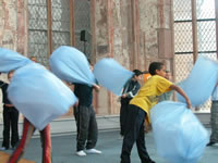 Exemple de mouvements réalisés avec les sacs. Photo : F. Hauwelle