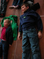 Les enfants allongés sur le sol. Photo : F. Hauwelle