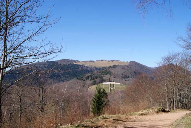 Vue sur la nécropole française du Silberloch et le Molkenrain depuis le chemin menant au sommet du Hartmannswillerkopf.