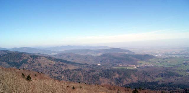   Vue depuis l’Ausschichtsfelsen vers le nord-est et la plaine d’Alsace. 