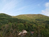 Vue sur la crête sommitale du Hartmannswillerkopf depuis le rocher fortifié du Hirtzenstein. 