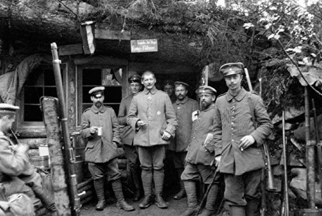 Soldats du 1er régiment de la Landwehr bavaroise devant l'un de leurs abris au Lingekopf. Sans doute 1915.