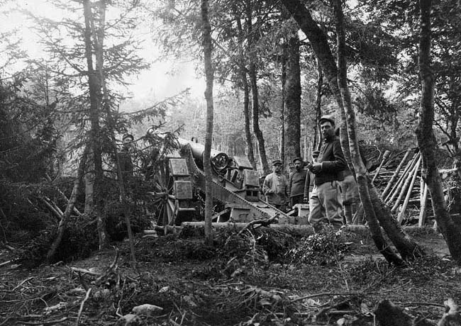 Col de la Schlucht: canon des 120mm long du 8ème régiment d'artillerie en position de tir contre le Lingekopf.