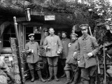 Soldats du 1er régiment de la Landwehr bavaroise devant l'un de leurs abris au Lingekopf. Sans doute 1915.