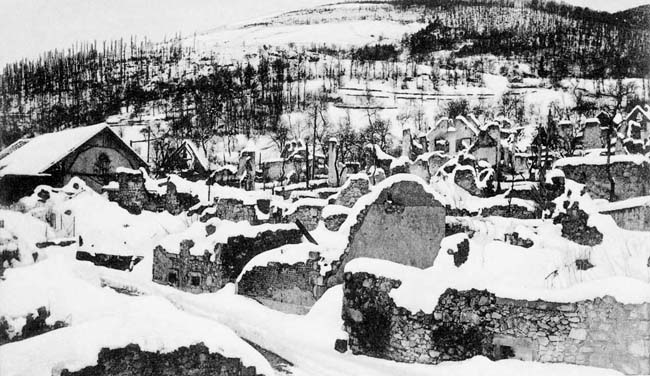 Le village détruit de Mühlbach dominé par l'Altmattkopf.