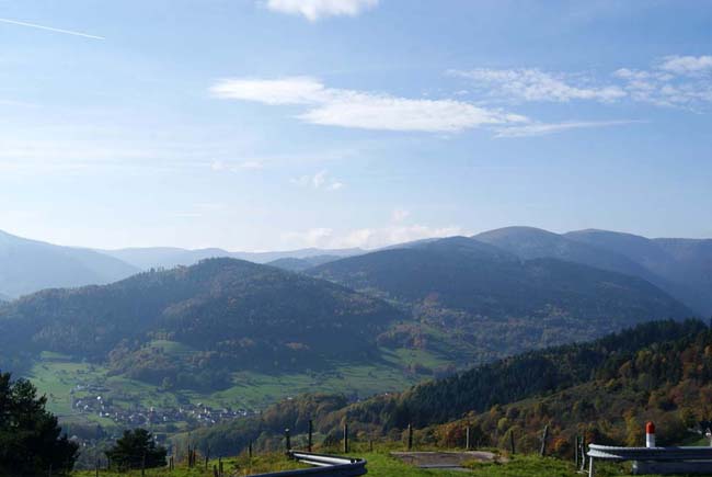 Vue sur la vallée de la Petite Fecht, Le Reichsackerkopf, le Sattelkopf et le massif du Hohneck.