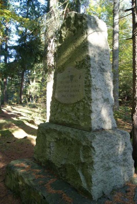 Col du Sattel (C1): le monument à la mémoire des 47è, 64è, et 68è Bataillons de Chasseurs à Pied. 