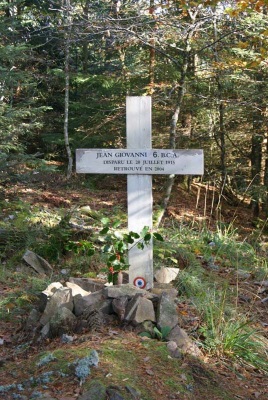 Reichsackerkopf : la croix du chasseur Jean Giovanni sur le chemin menant au Petit Reichsackerkopf. 