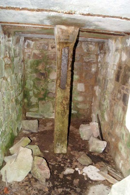 Reichsackerkopf : la chambre de repos du bunker bétonné du Minenwerfer des premières lignes allemandes (C3). 