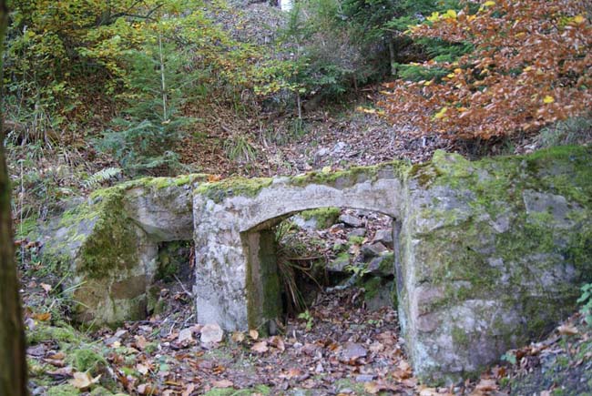 Vestiges de portes d'entrée d'abris souterrains servant de postes de commandement (C15). 