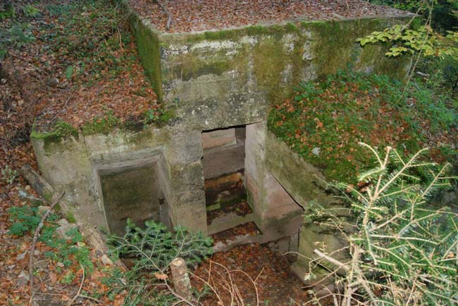 Blockhaus d'observation et de tir à deux niveaux de la face nord (C14). L'arrière du bunker. 