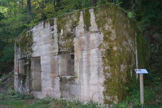 Les blockhaus (C12) abritant les spécialistes des réseaux électriques et téléphoniques. La façade. 