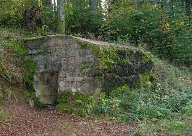 Poste de mitrailleuse bétonné (C10) de seconde ligne. 